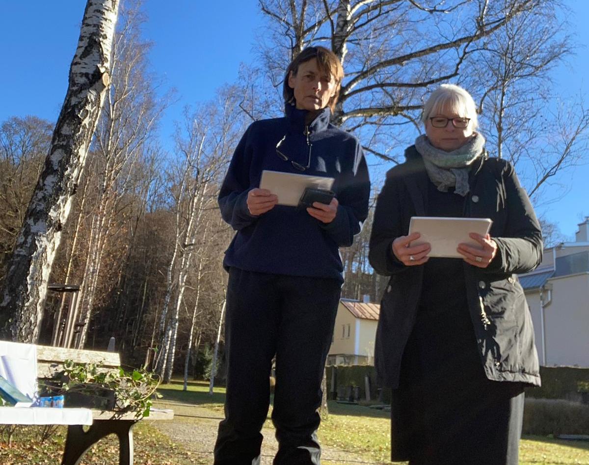 Sabine Baumgartner und JuttaSchmid bei der Namenslesung